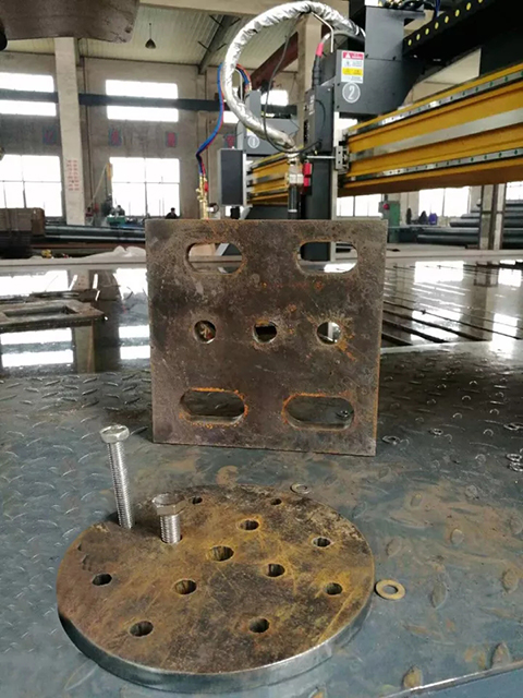 路灯生产厂家用d88尊龙z6数控等离子切割机现场切割的工件